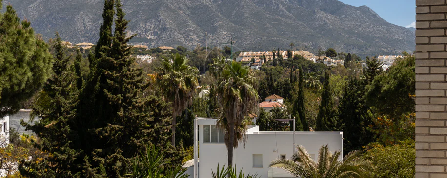 Charming and private duplex apartment located in the heart of Nueva Andalucía’s prestigious Golf Valley