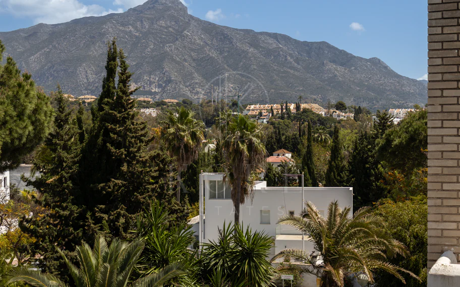 Encantador y privado apartamento dúplex situado en el corazón del prestigioso Valle del Golf de Nueva Andalucía