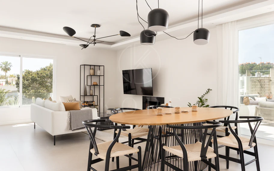 Encantador y privado apartamento dúplex situado en el corazón del prestigioso Valle del Golf de Nueva Andalucía