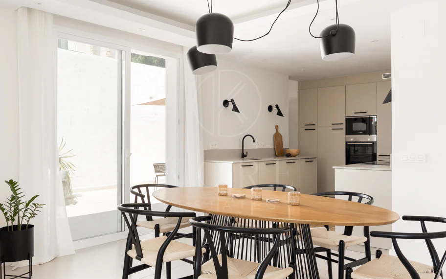 Encantador y privado apartamento dúplex situado en el corazón del prestigioso Valle del Golf de Nueva Andalucía
