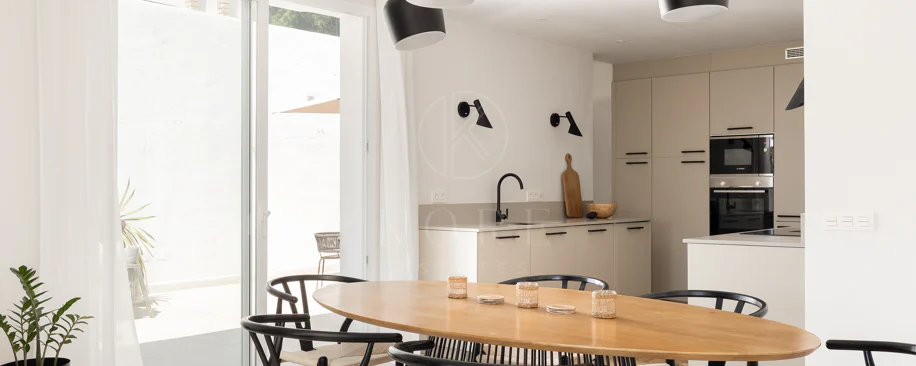 Charming and private duplex apartment located in the heart of Nueva Andalucía’s prestigious Golf Valley