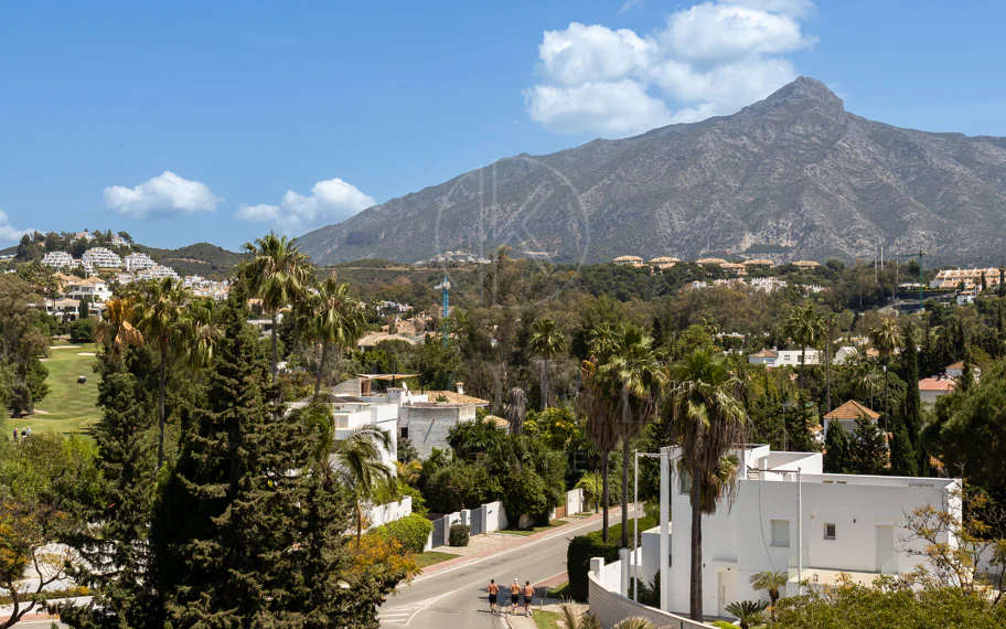 Encantador y privado apartamento dúplex situado en el corazón del prestigioso Valle del Golf de Nueva Andalucía