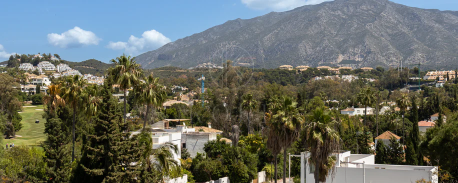 Charming and private duplex apartment located in the heart of Nueva Andalucía’s prestigious Golf Valley
