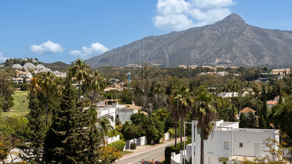 Charming and private duplex apartment located in the heart of Nueva Andalucía’s prestigious Golf Valley
