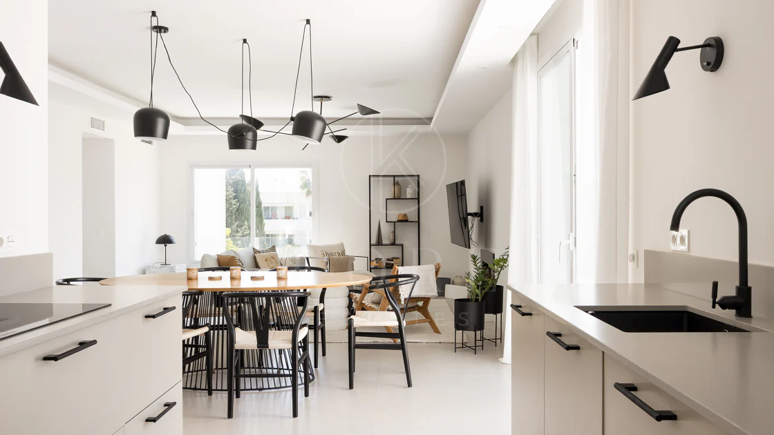 Charming and private duplex apartment located in the heart of Nueva Andalucía’s prestigious Golf Valley