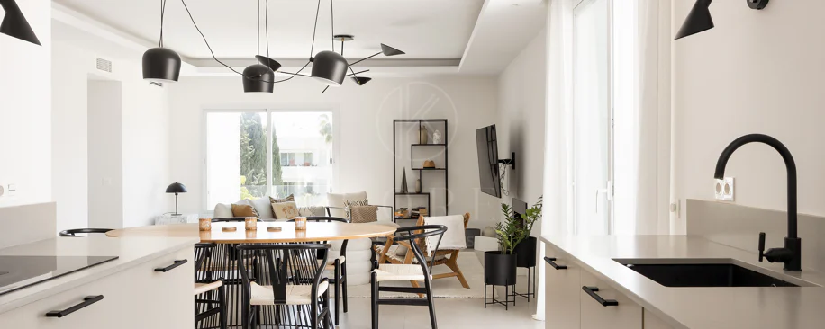 Charming and private duplex apartment located in the heart of Nueva Andalucía’s prestigious Golf Valley