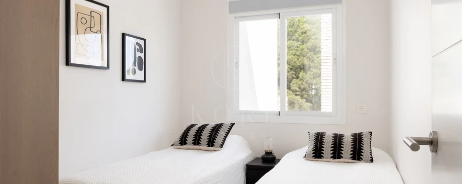 Charming and private duplex apartment located in the heart of Nueva Andalucía’s prestigious Golf Valley