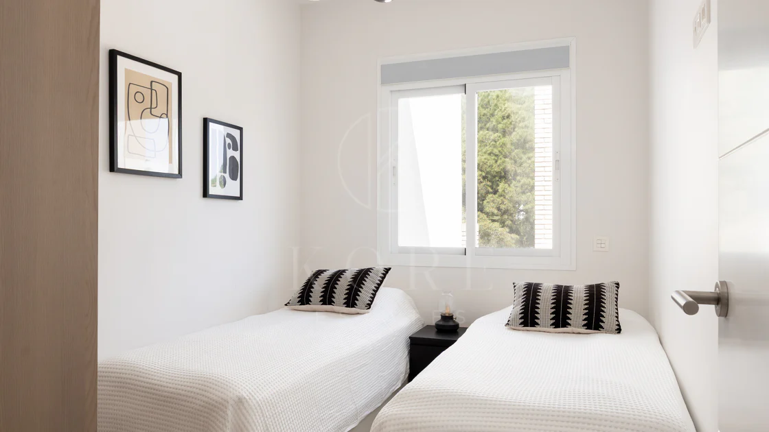 Charming and private duplex apartment located in the heart of Nueva Andalucía’s prestigious Golf Valley
