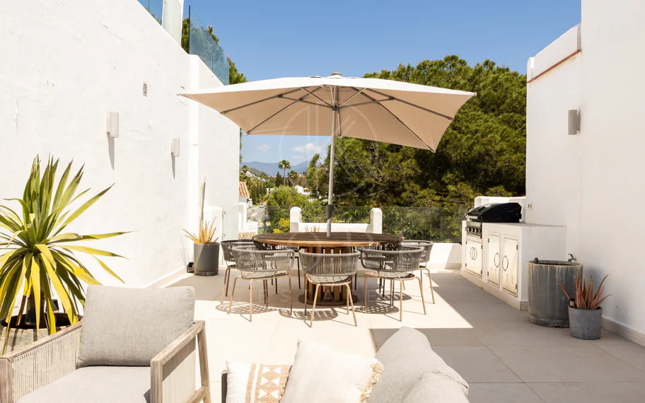 Encantador y privado apartamento dúplex situado en el corazón del prestigioso Valle del Golf de Nueva Andalucía