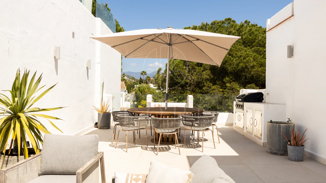 Charming and private duplex apartment located in the heart of Nueva Andalucía’s prestigious Golf Valley