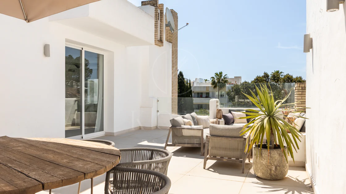 Charming and private duplex apartment located in the heart of Nueva Andalucía’s prestigious Golf Valley