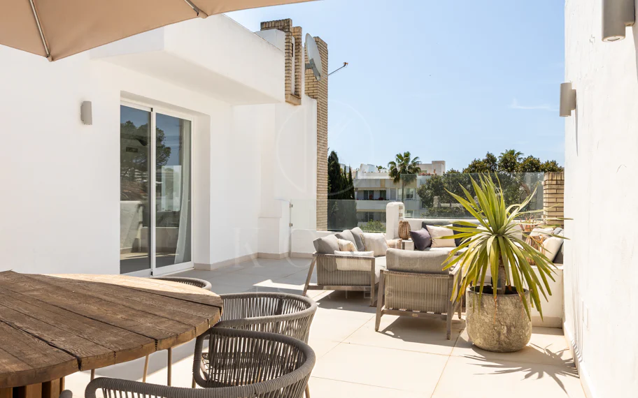 Encantador y privado apartamento dúplex situado en el corazón del prestigioso Valle del Golf de Nueva Andalucía