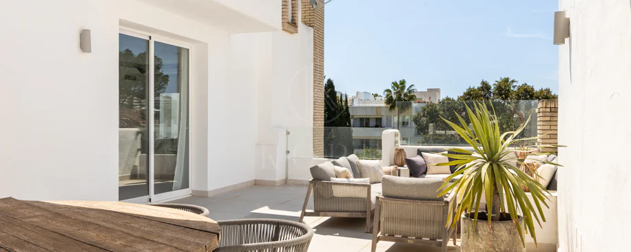 Charming and private duplex apartment located in the heart of Nueva Andalucía’s prestigious Golf Valley
