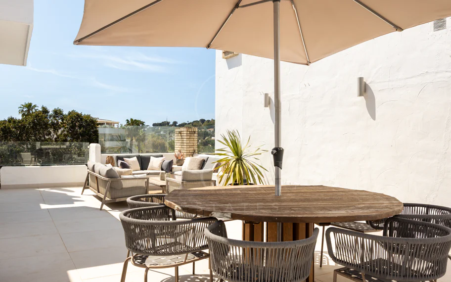 Encantador y privado apartamento dúplex situado en el corazón del prestigioso Valle del Golf de Nueva Andalucía