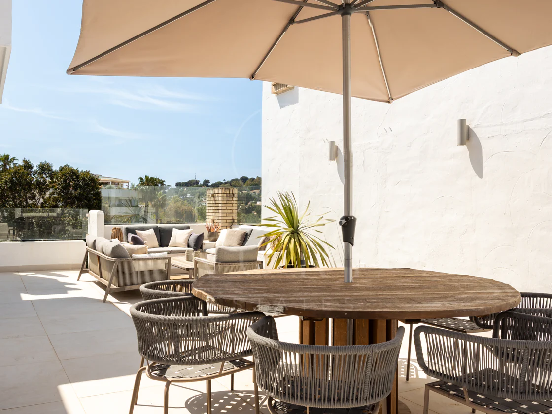 Charming and private duplex apartment located in the heart of Nueva Andalucía’s prestigious Golf Valley
