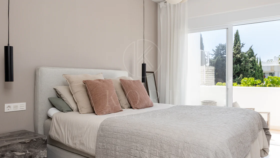 Charming and private duplex apartment located in the heart of Nueva Andalucía’s prestigious Golf Valley