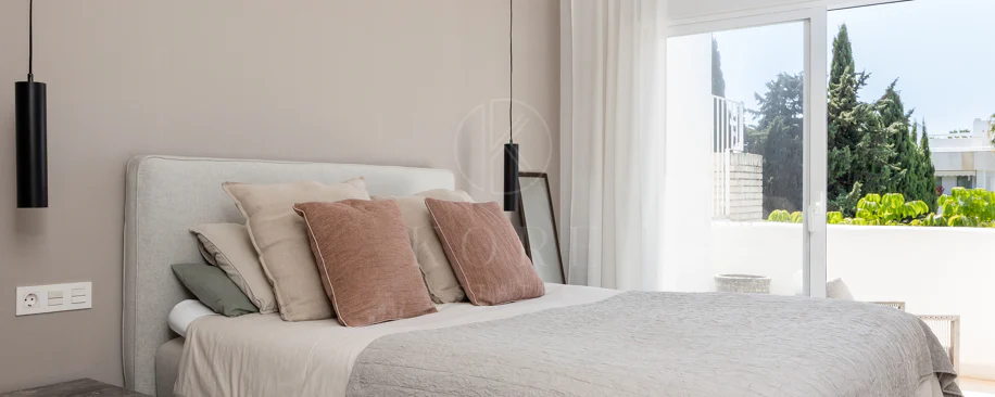 Charming and private duplex apartment located in the heart of Nueva Andalucía’s prestigious Golf Valley
