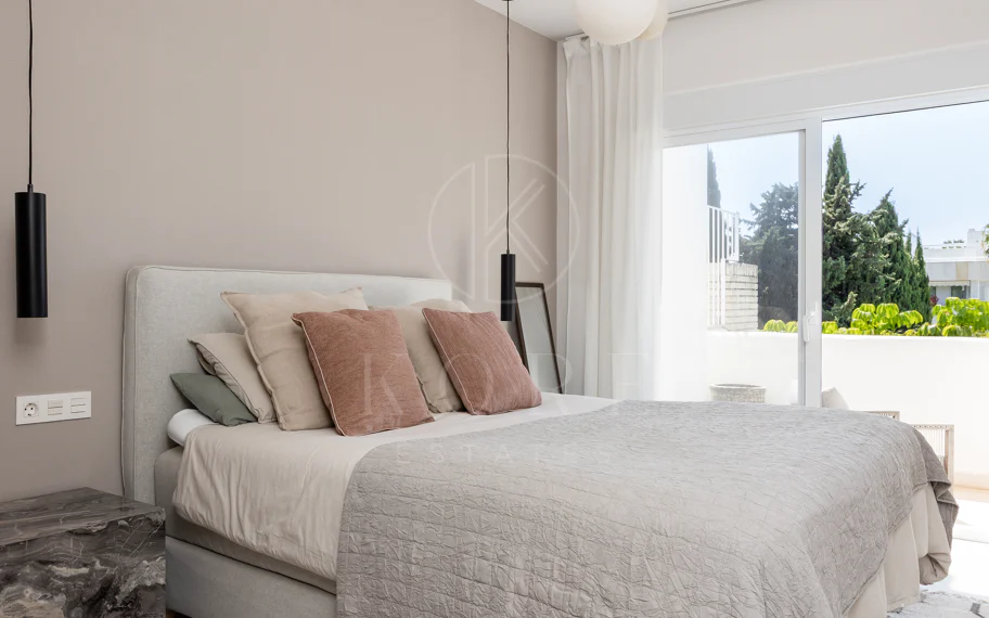 Encantador y privado apartamento dúplex situado en el corazón del prestigioso Valle del Golf de Nueva Andalucía