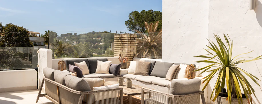 Charming and private duplex apartment located in the heart of Nueva Andalucía’s prestigious Golf Valley