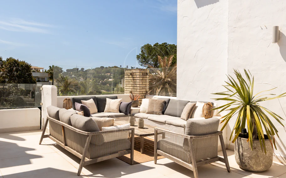 Encantador y privado apartamento dúplex situado en el corazón del prestigioso Valle del Golf de Nueva Andalucía