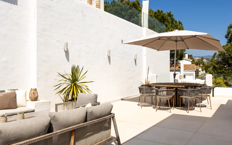 Encantador y privado apartamento dúplex situado en el corazón del prestigioso Valle del Golf de Nueva Andalucía