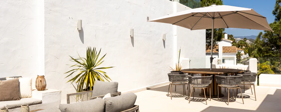 Charming and private duplex apartment located in the heart of Nueva Andalucía’s prestigious Golf Valley