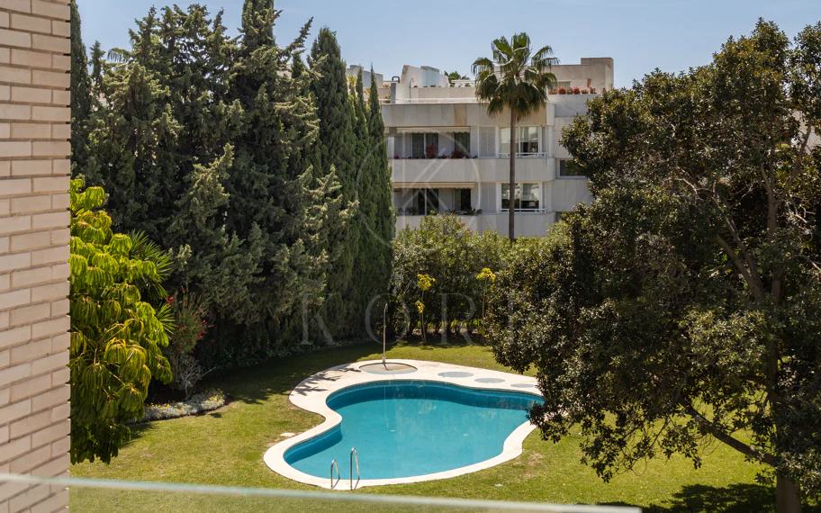 Encantador y privado apartamento dúplex situado en el corazón del prestigioso Valle del Golf de Nueva Andalucía
