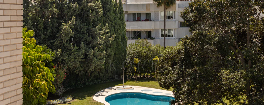 Charming and private duplex apartment located in the heart of Nueva Andalucía’s prestigious Golf Valley
