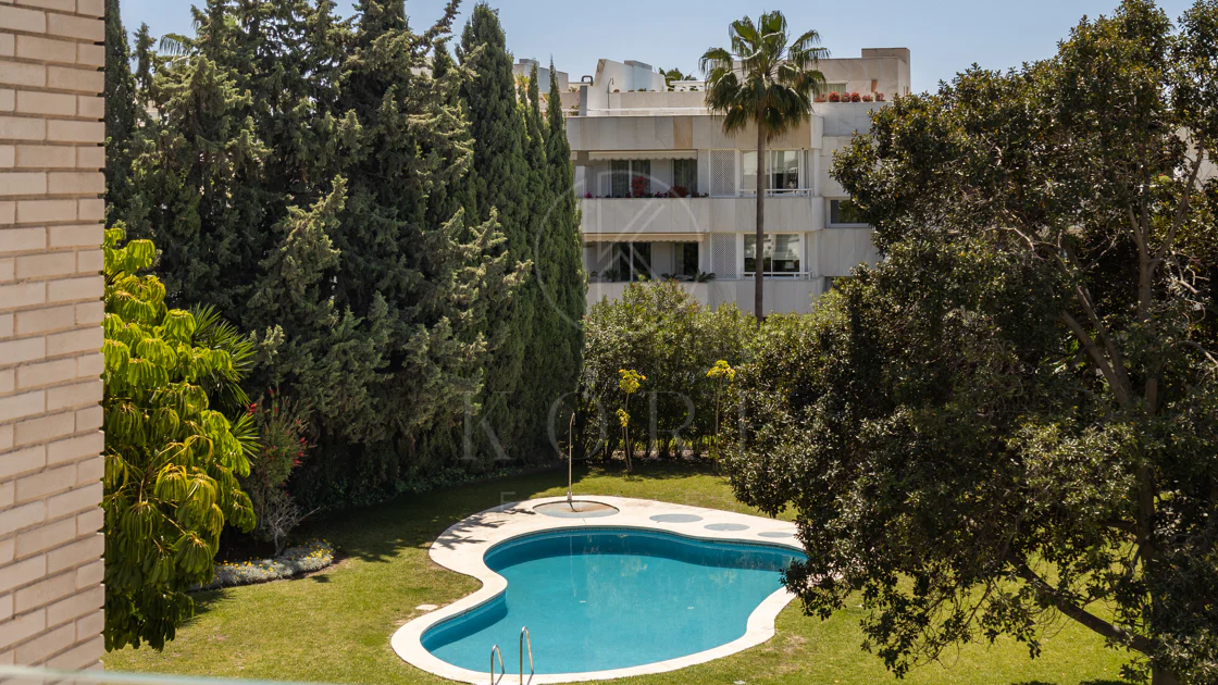 Charming and private duplex apartment located in the heart of Nueva Andalucía’s prestigious Golf Valley