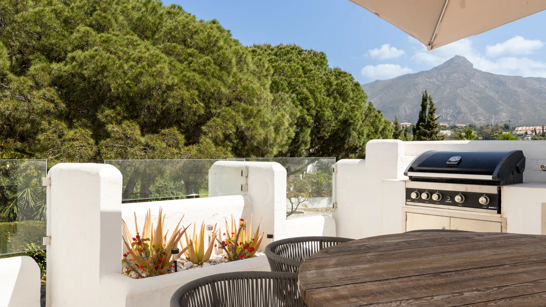 Charming and private duplex apartment located in the heart of Nueva Andalucía’s prestigious Golf Valley