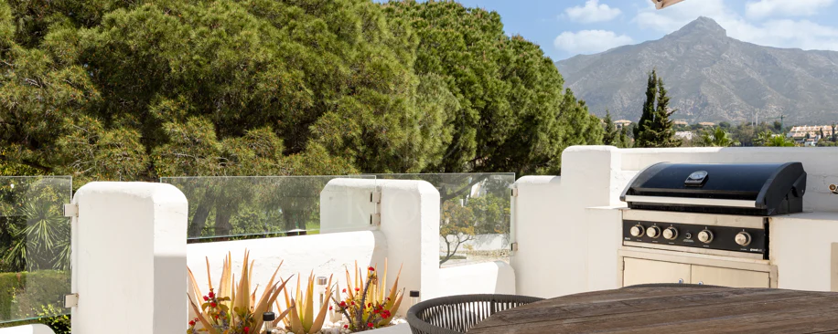 Charming and private duplex apartment located in the heart of Nueva Andalucía’s prestigious Golf Valley