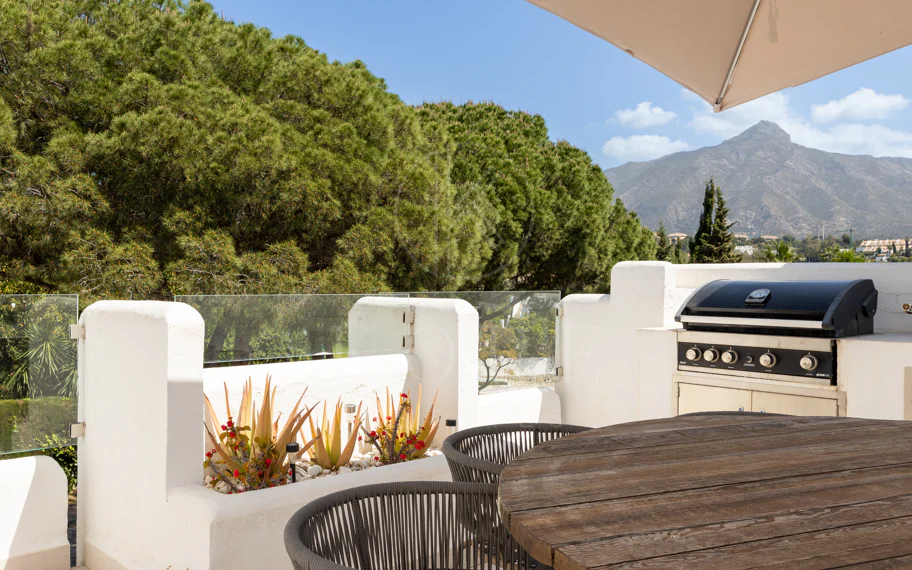 Encantador y privado apartamento dúplex situado en el corazón del prestigioso Valle del Golf de Nueva Andalucía