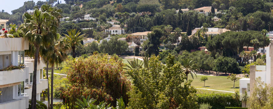 Charming and private duplex apartment located in the heart of Nueva Andalucía’s prestigious Golf Valley