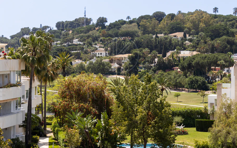 Encantador y privado apartamento dúplex situado en el corazón del prestigioso Valle del Golf de Nueva Andalucía