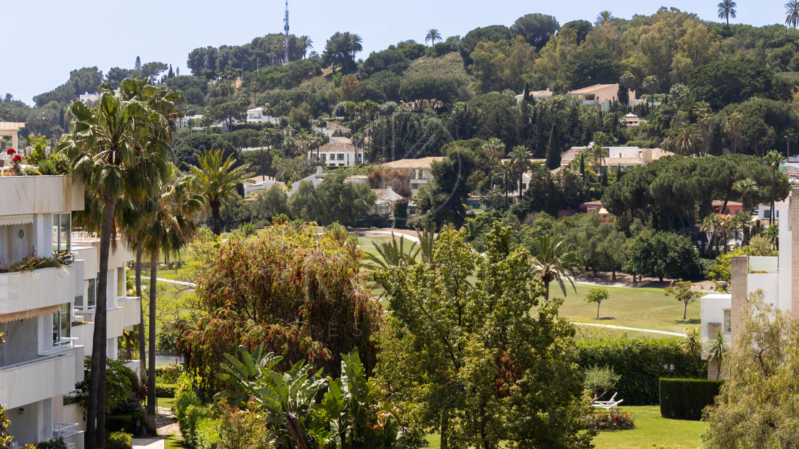 Charming and private duplex apartment located in the heart of Nueva Andalucía’s prestigious Golf Valley
