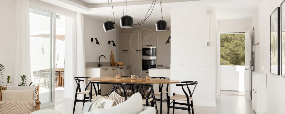 Charming and private duplex apartment located in the heart of Nueva Andalucía’s prestigious Golf Valley