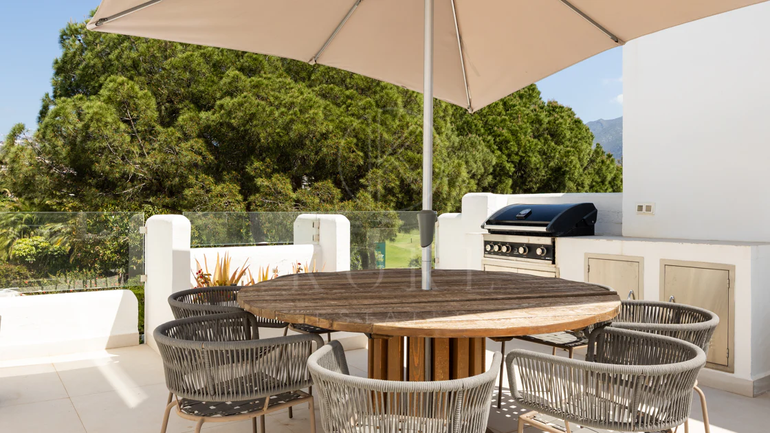 Charming and private duplex apartment located in the heart of Nueva Andalucía’s prestigious Golf Valley