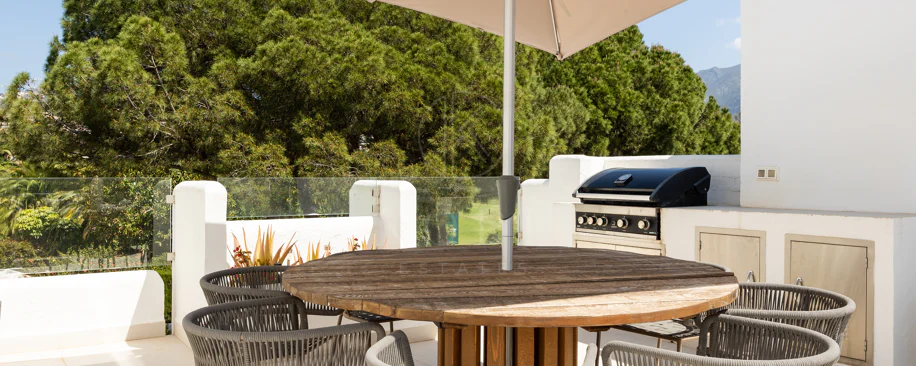 Charming and private duplex apartment located in the heart of Nueva Andalucía’s prestigious Golf Valley