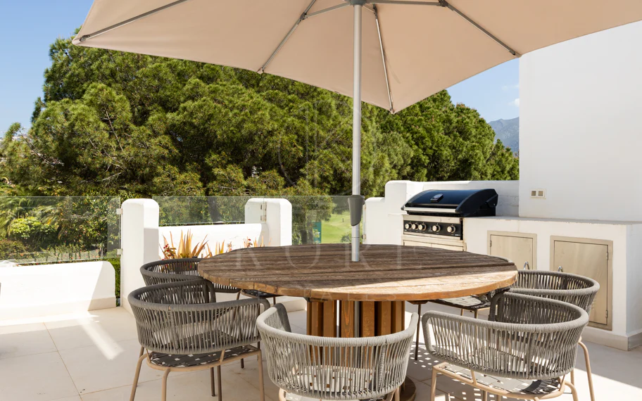 Encantador y privado apartamento dúplex situado en el corazón del prestigioso Valle del Golf de Nueva Andalucía