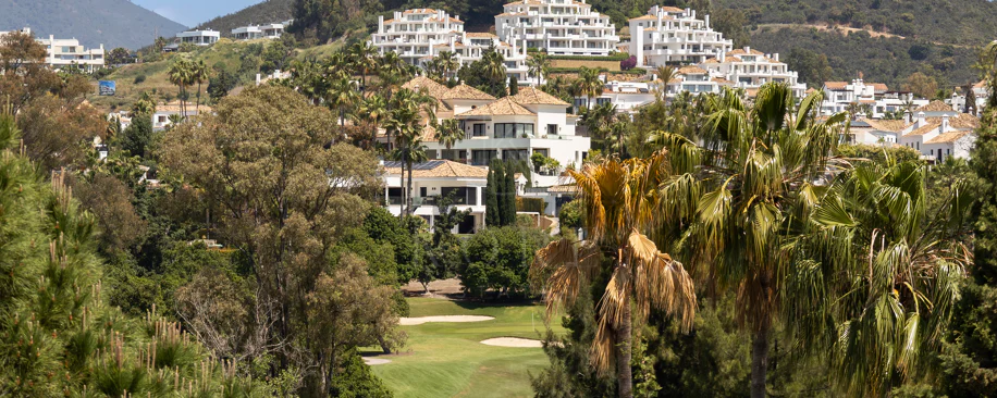 Charming and private duplex apartment located in the heart of Nueva Andalucía’s prestigious Golf Valley