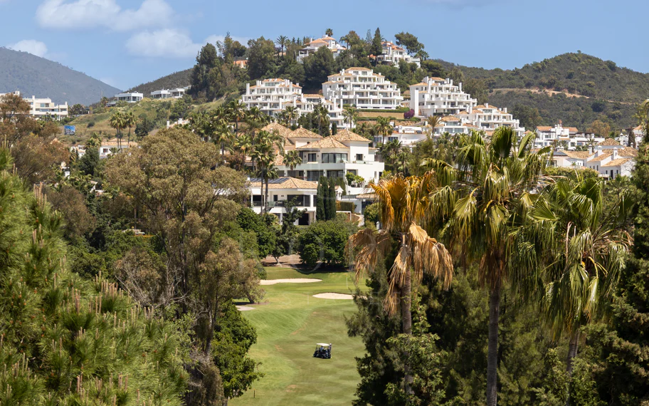Encantador y privado apartamento dúplex situado en el corazón del prestigioso Valle del Golf de Nueva Andalucía