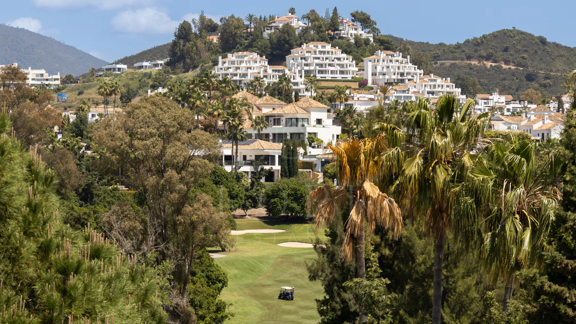 Charming and private duplex apartment located in the heart of Nueva Andalucía’s prestigious Golf Valley