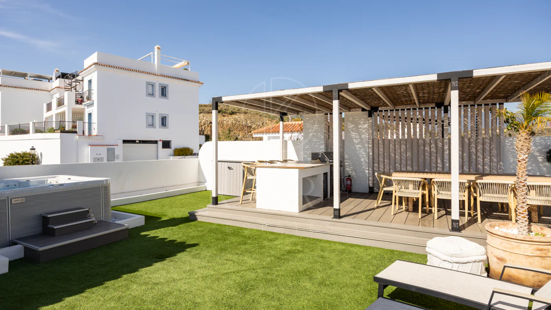 Luxury 3-Bedroom Penthouse with Panoramic Sea Views in El Paraiso