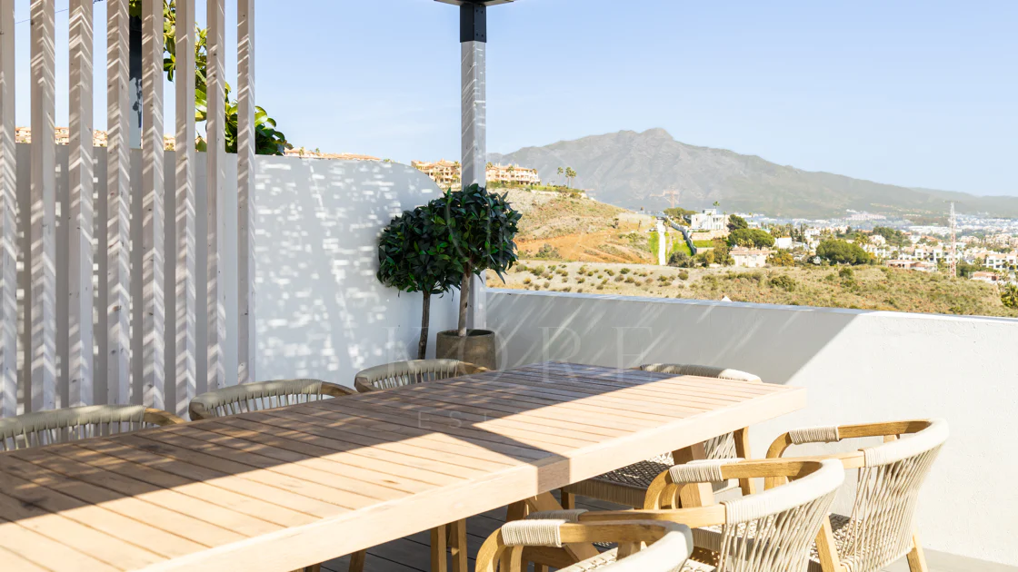 Luxury 3-Bedroom Penthouse with Panoramic Sea Views in El Paraiso