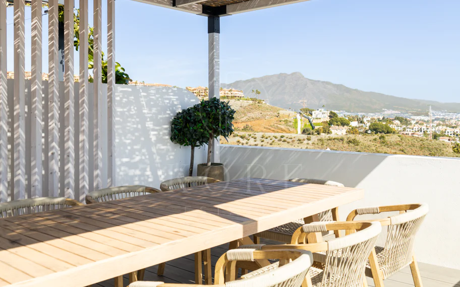 Ático de 3 dormitorios de lujo con vistas panorámicas al mar en El Paraíso