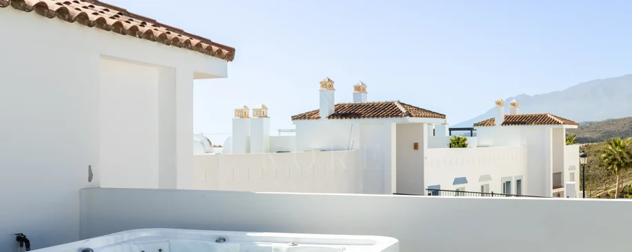 Luxury 3-Bedroom Penthouse with Panoramic Sea Views in El Paraiso