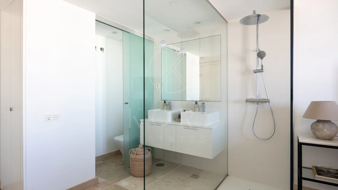 Luxury 3-Bedroom Penthouse with Panoramic Sea Views in El Paraiso