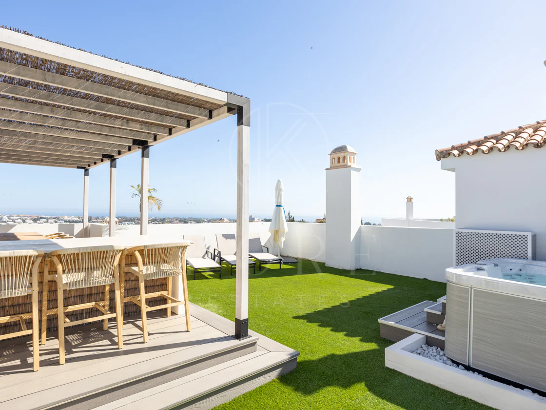 Ático de 3 dormitorios de lujo con vistas panorámicas al mar en El Paraíso