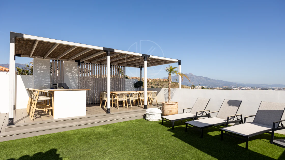 Luxury 3-Bedroom Penthouse with Panoramic Sea Views in El Paraiso