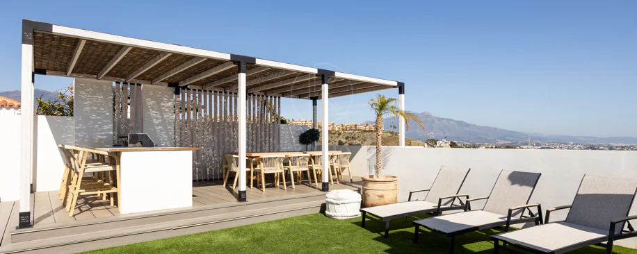 Luxury 3-Bedroom Penthouse with Panoramic Sea Views in El Paraiso
